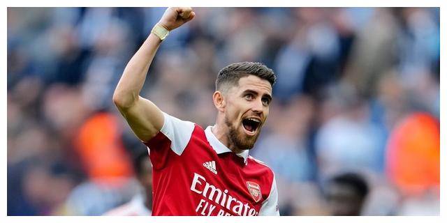 里程碑夜拉齐奥回应争议，欧冠窗口期刷纪录，球迷炸锅，高层口径保持一致(拉齐奥吧球迷微博)