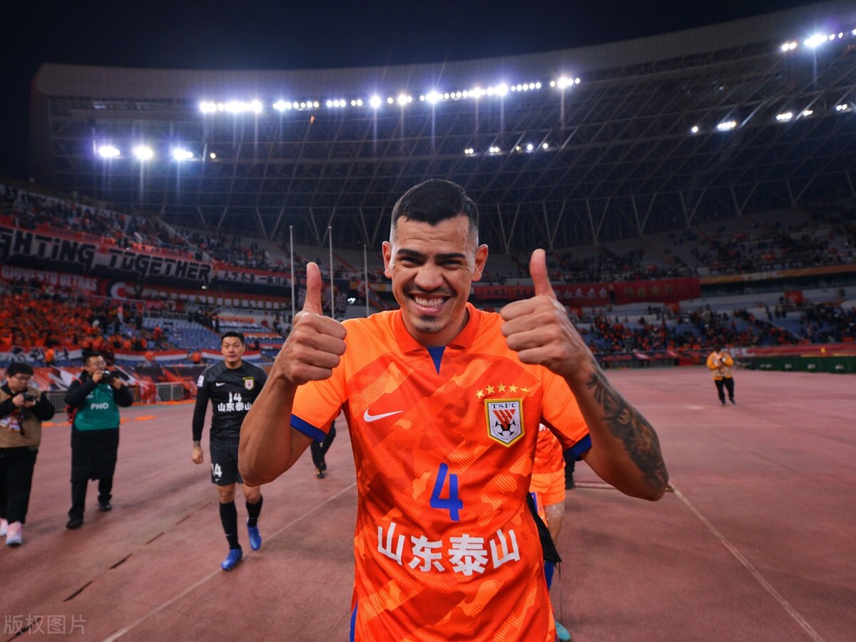 包含亚冠倒计时，山东泰山赛后复出首秀，细节引发关注，震撼外界，资深球员宣示担当的词条