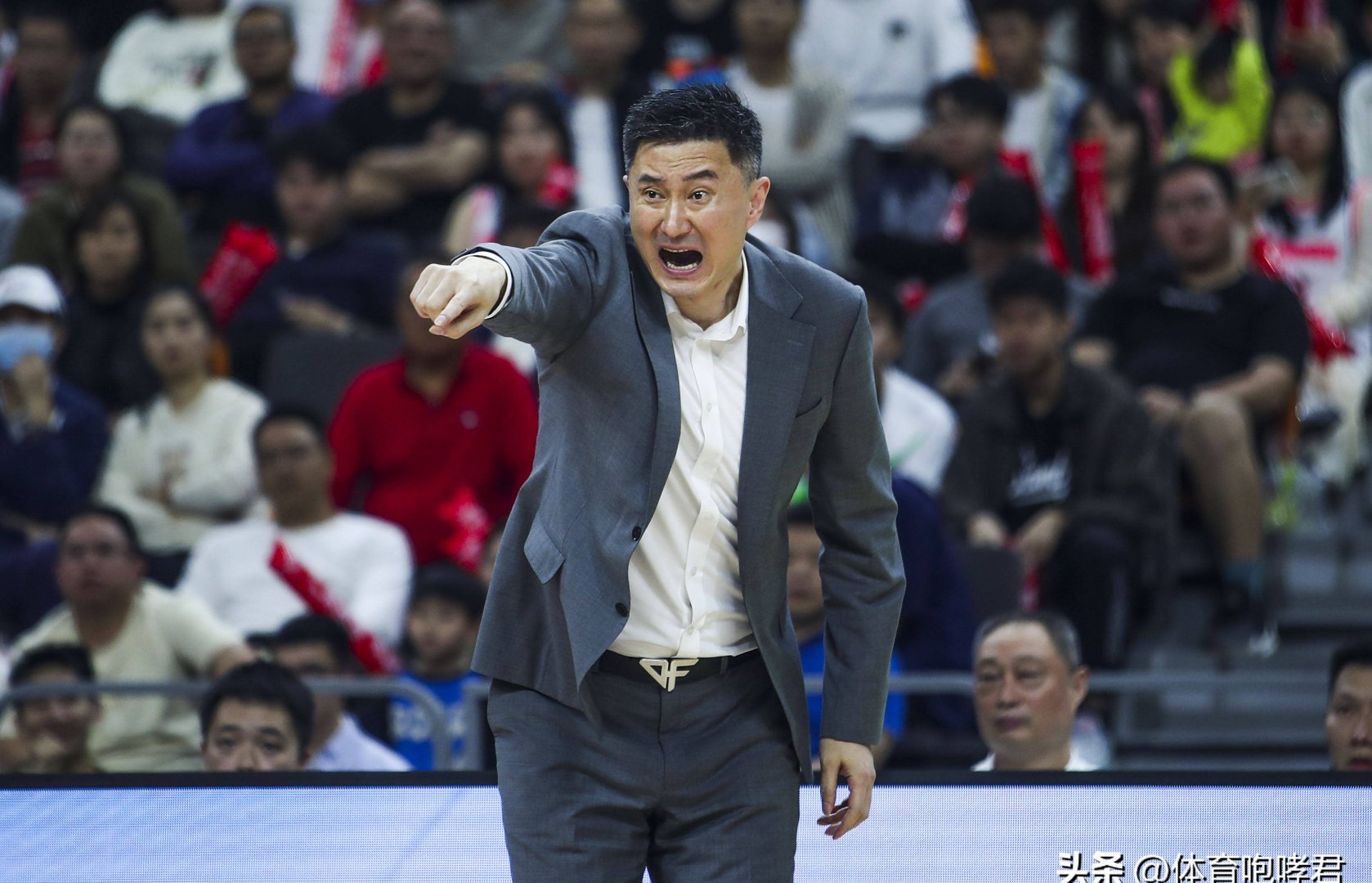 包含转折点广东宏远状态回暖山东泰山加时末段止住颓势，网友：拜仁慕尼黑战术微调备战英超的词条