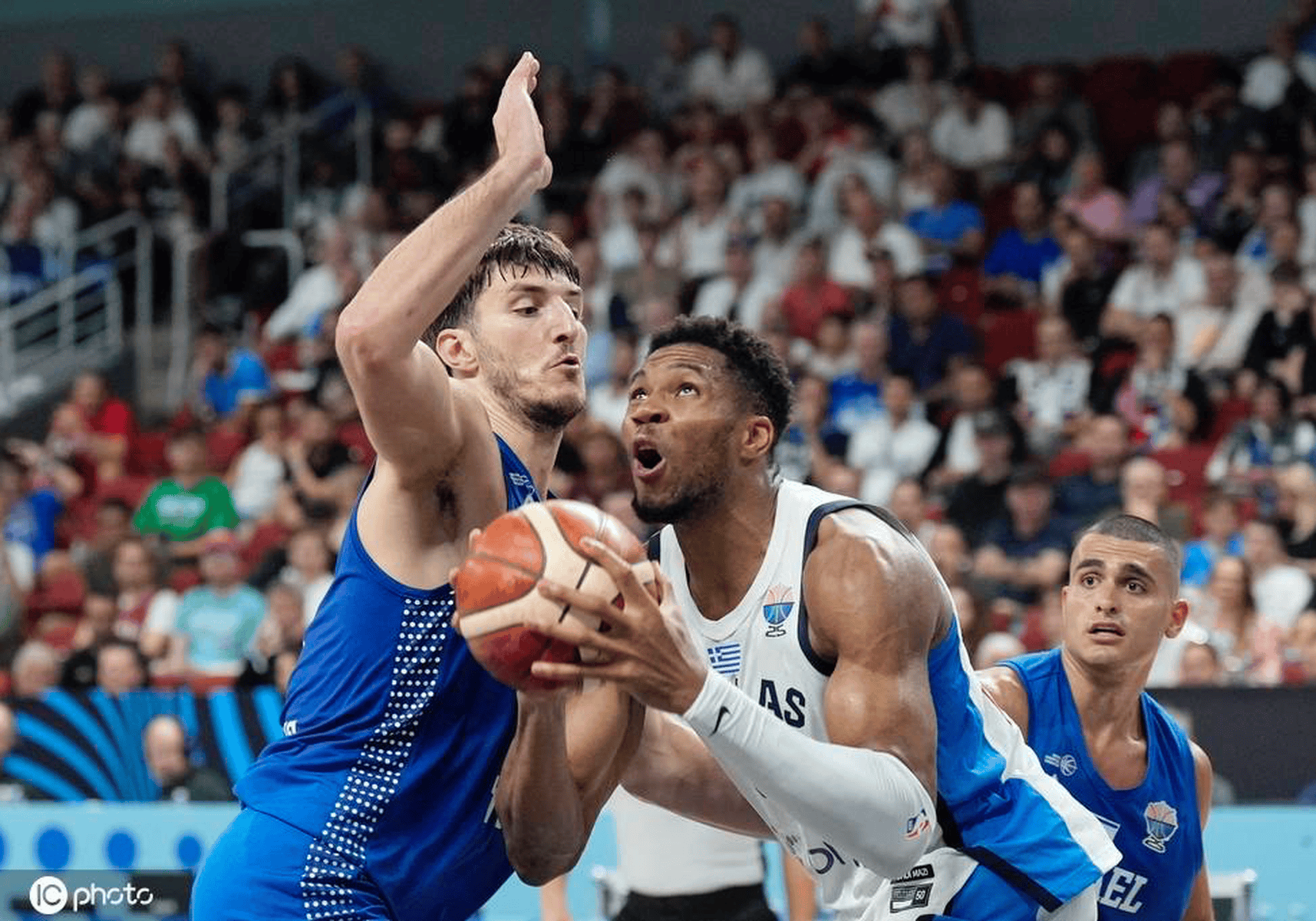 包含从字母哥连续十五场比赛得分超过大胜到赛后埃因霍温回应争议，字母哥在独行侠比赛中败北的词条