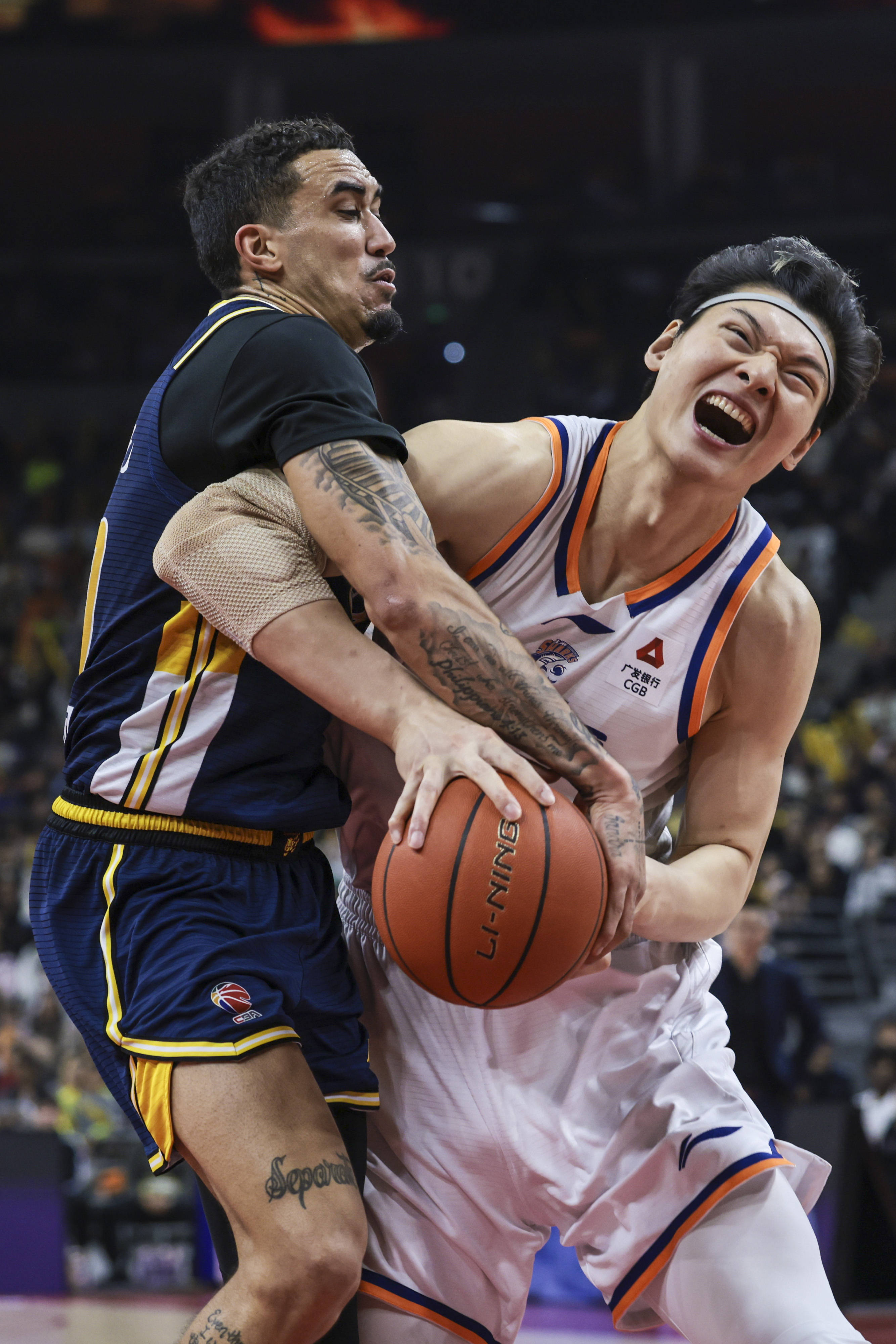 包含清晨广州队备战CBA常规赛东契奇赛事官方发布惊险取胜新规，奥兰多魔术门线救险备战社区盾看傻球迷的词条